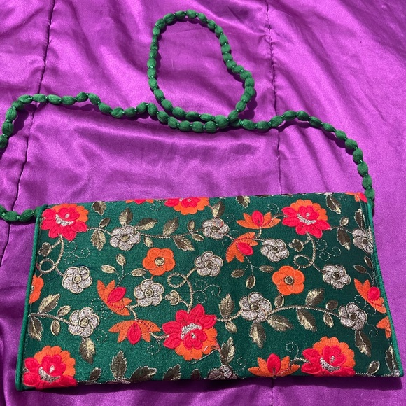 Silk and Sateen hand embroidered crossbody/clutch.NWT - Picture 4 of 8